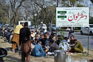 Volunteers distribute free food among deserving people at Jannah Super area