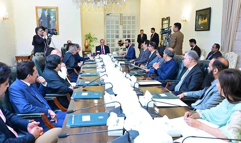A delegation of All Pakistan Newspapers Society calls on Prime Minister Muhammad Shehbaz Sharif