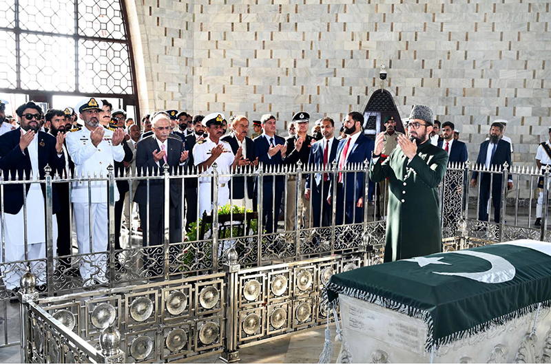President Asif Ali Zardari offering Fateha at the mausoleum of Quaid-e-Azam Muhammad Ali Jinnah