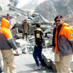 Workers struggling to clear the blocked Gilgt-Skardu Road due to land sliding