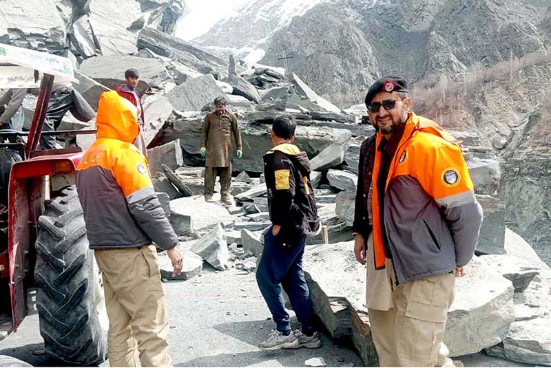 Workers struggling to clear the blocked Gilgt-Skardu Road due to land sliding