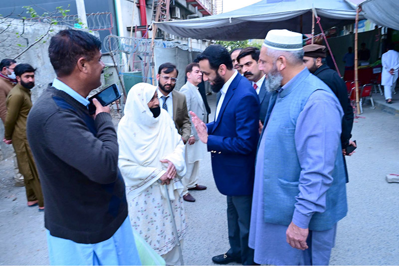 Federal Minister for Information and Broadcasting, Attaullah Tarar along with Federal Minister, Rana Tanveer Hussain visits the Utility Store at Abpara Market on the directives of Prime Minister Muhammad Shehbaz Sharif to review the quality of the edibles being sold at subsidized rates under the Ramazan Relief Package 2024