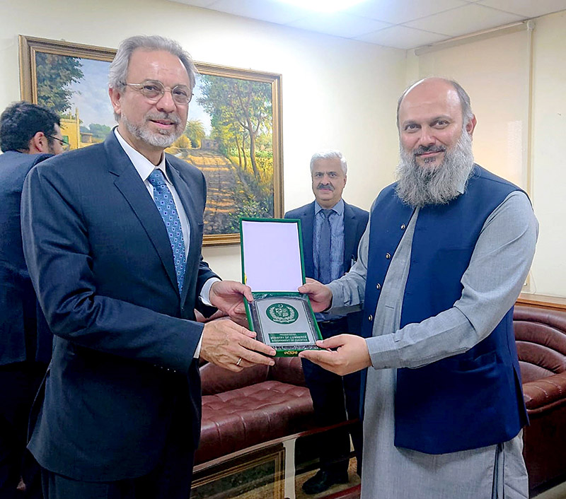 Commerce Minister Jam Kamal Khan presenting a souvenir to Turkish Ambassador Dr. Mehmet Pacaci during his visit to the Commerce Ministry