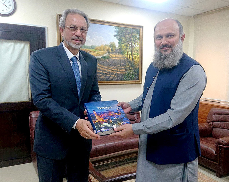 Commerce Minister Jam Kamal Khan presenting a souvenir to Turkish Ambassador Dr. Mehmet Pacaci during his visit to the Commerce Ministry