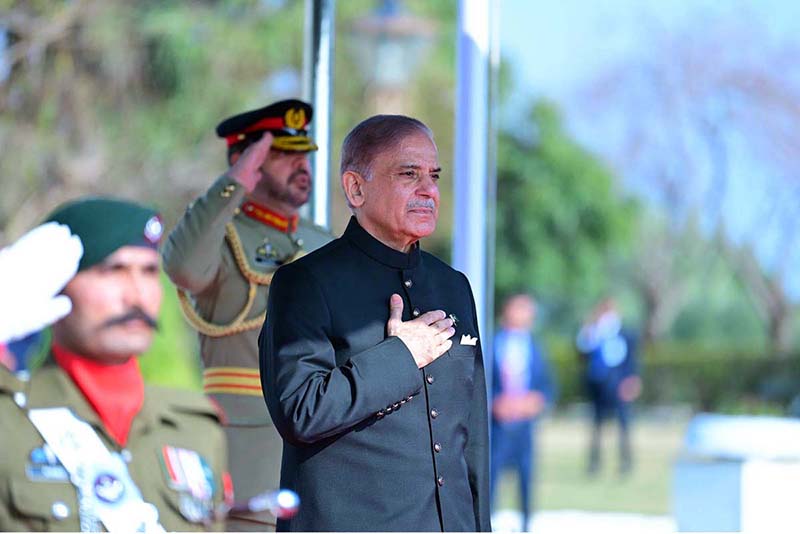 Prime Minister Muhammad Shehbaz Sharif inspecting the Guard of Honor presented by a contingent of Pakistan’s Armed Forces upon arrival at the Prime Minister House