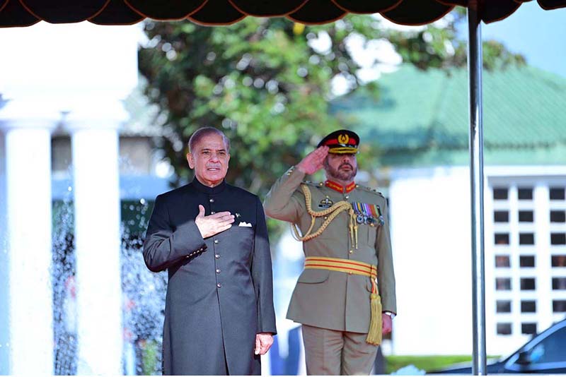 Prime Minister Muhammad Shehbaz Sharif inspecting the Guard of Honor presented by a contingent of Pakistan’s Armed Forces upon arrival at the Prime Minister House