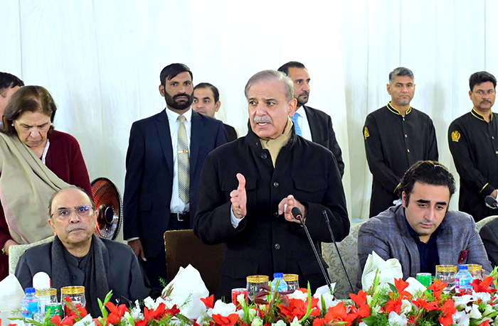 Prime Minister Muhammad Shehbaz Sharif addressing parliamentarians at a banquet