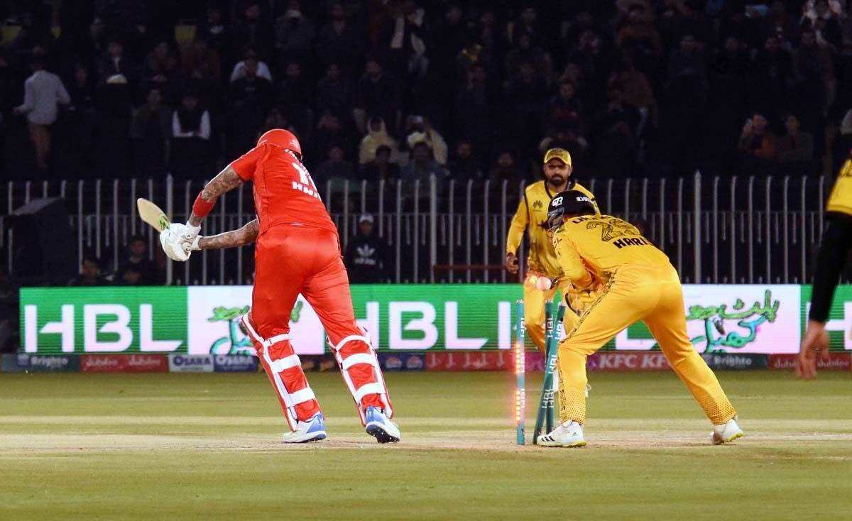 Islamabad United beat Peshawar Zalmi to move to third position