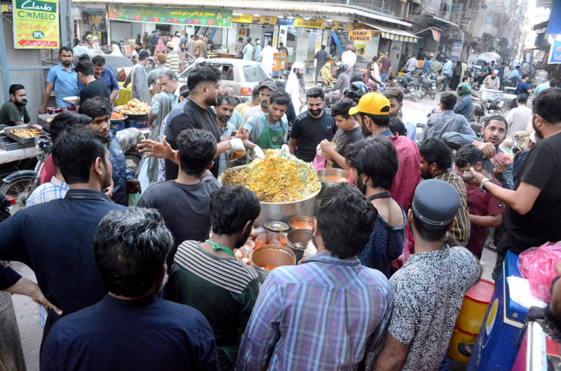 People purchasing Iftari meal from a vendor at Pakistan Chowk