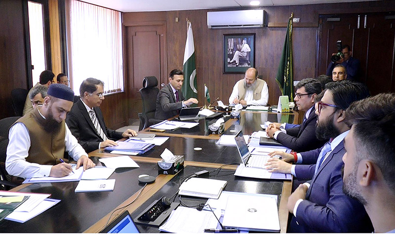 Syed Rafeo Bashir Shah, Chairman of the Trading Corporation of Pakistan (TCP), briefing the Federal Minister for Commerce, Jam Kamal Khan, on TCP's operations and functions