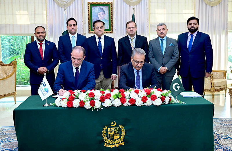 Director IsDB Regional Hub Türkiye, Dr. Walid Abdelwahab and Secretary Ministry of Economic Affairs, Dr. Kazim Niaz signing the Agreement