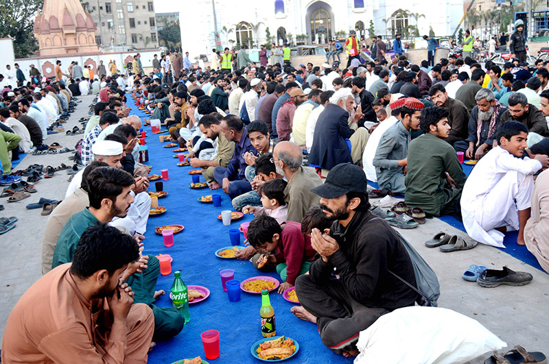 Volunteer arrange Iftar for deserving people during the holy month of Ramazan ul Mubarak at roadside