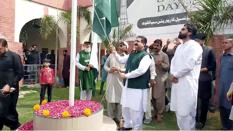 Deputy Commissioner Muhammad Zulqarnain is hosting flag on Pakistan Day ceremony at DC Complex