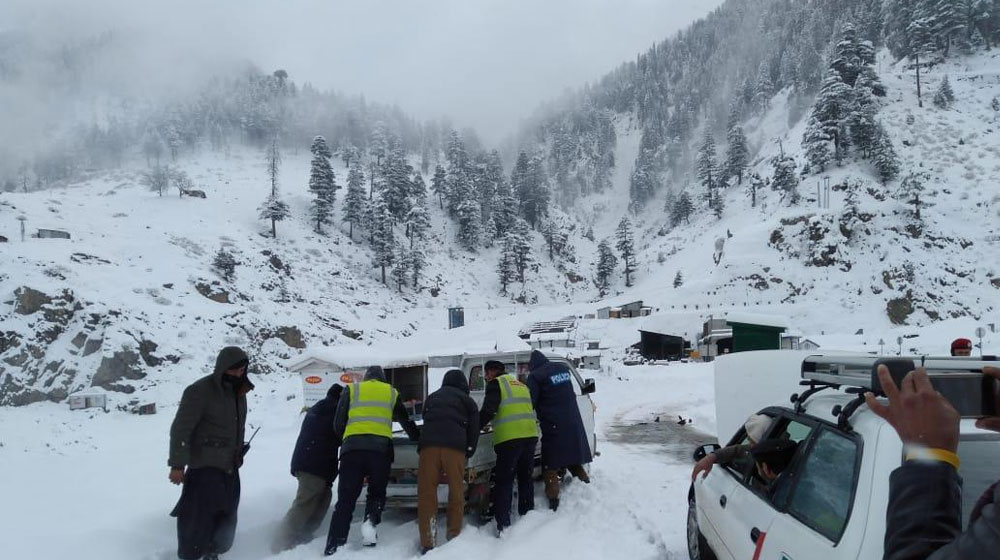 Heavy snowfall blocks Garamchishma road in Chitral