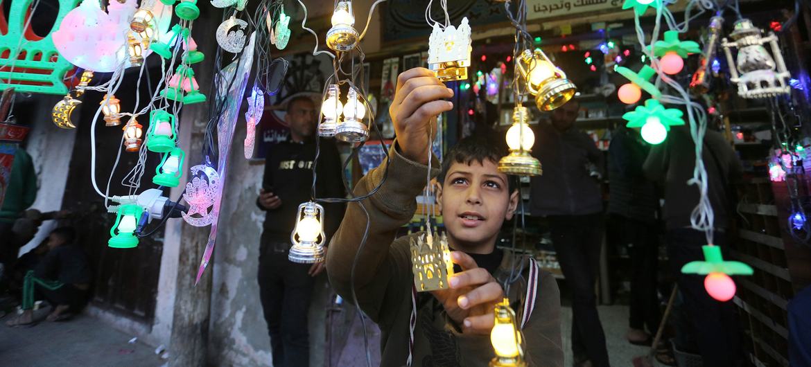 Children of Gaza spread joy for Ramadan, despite the deadly war