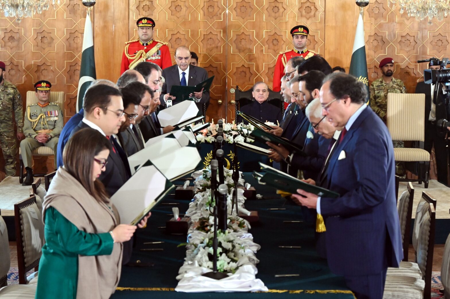 President administers oath to 19-member Cabinet