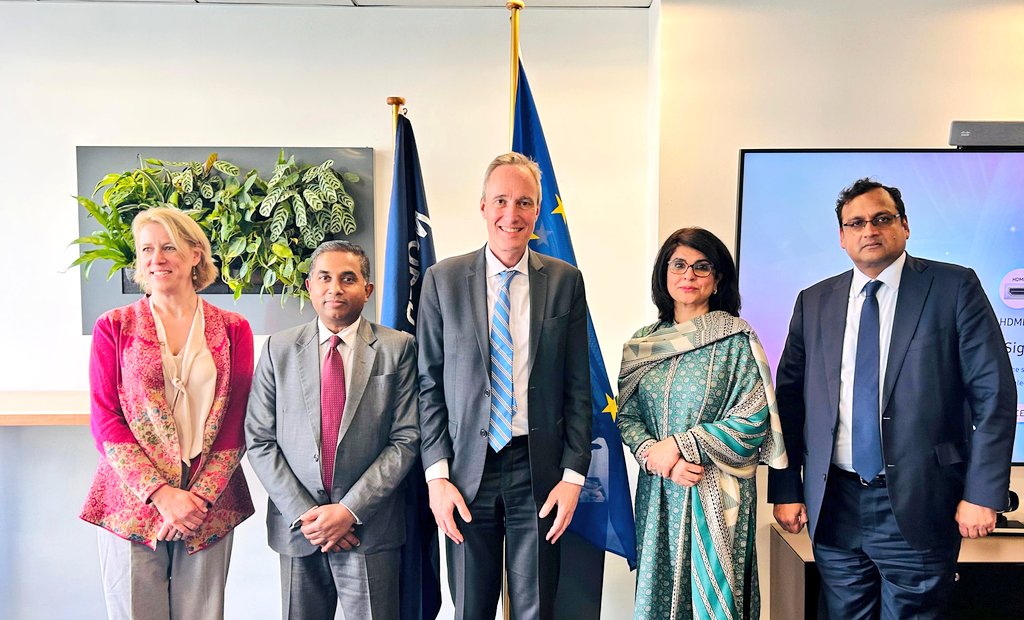 Pakistan's EU envoy attends roundtable discussion at World Bank