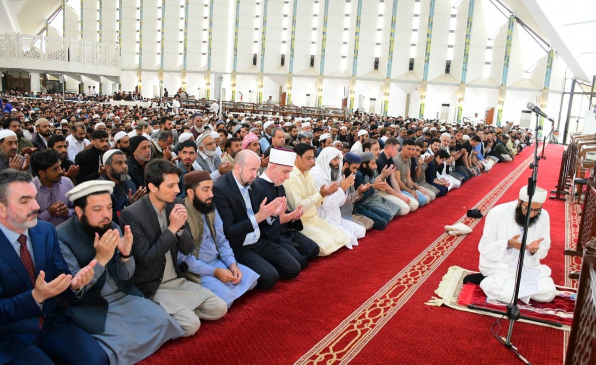 Grand Mufti of Bosnia prays for Palestine at Faisal Masjid