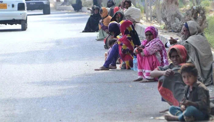 Child beggars swarm twin cities’ markets in Ramzan
