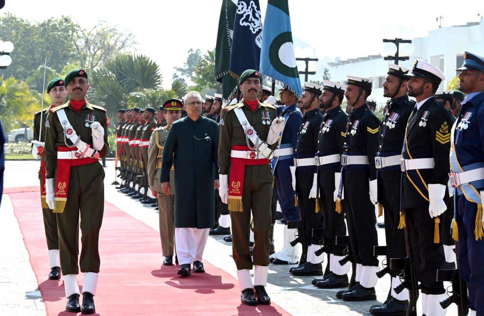 President Arif Alvi presented farewell guard of honour