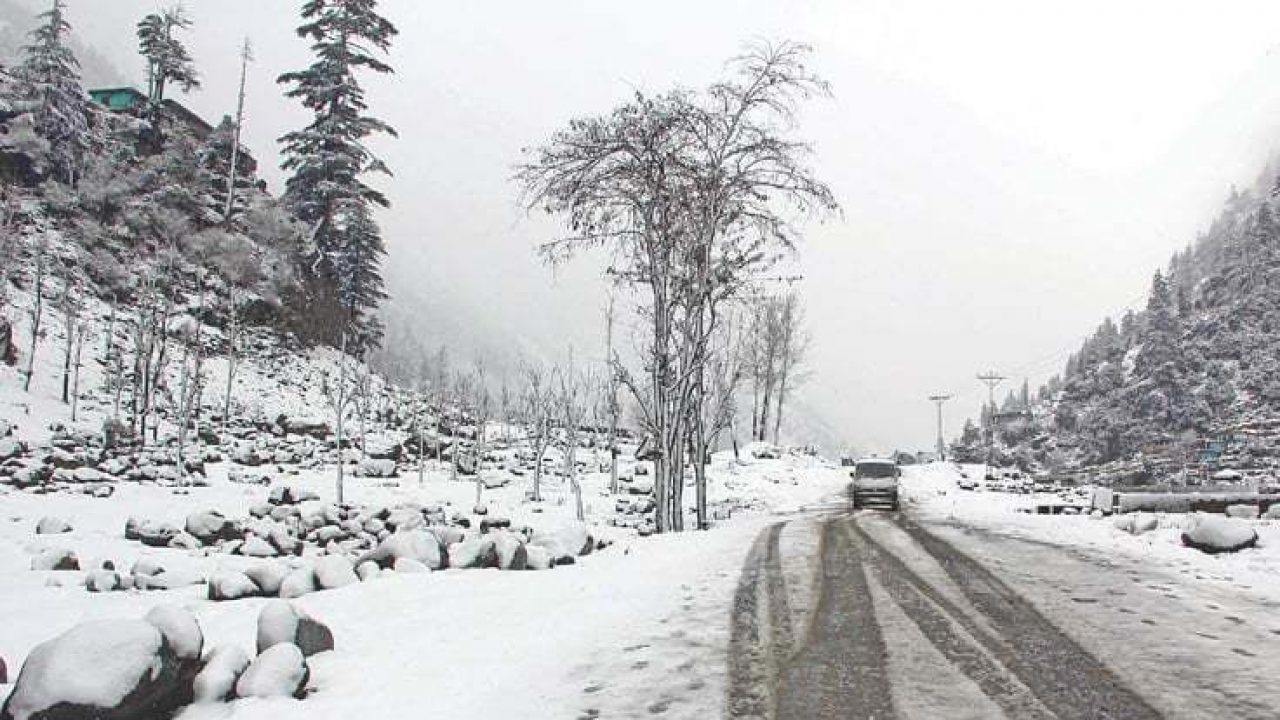 Snowfall causes closure of roads in Kurram