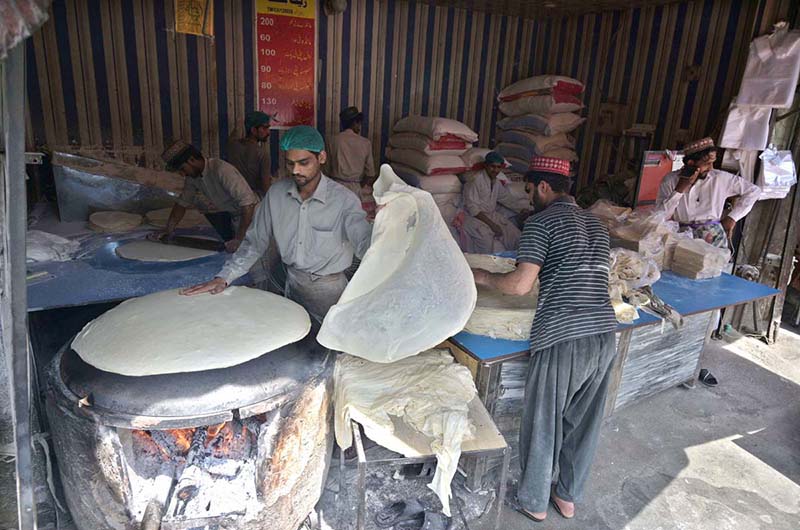 Vendors preparing samosa patti to attract customers at Banni Chowk.