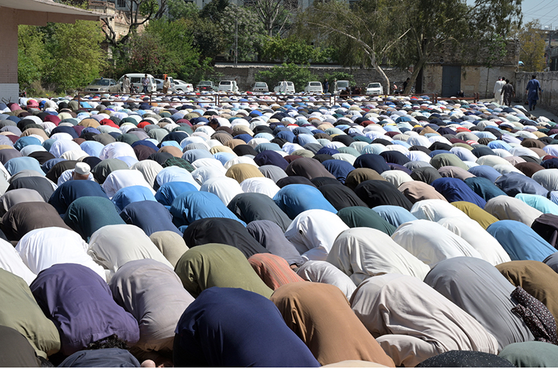 A large number of faithful offering Juma-tul-Wida, the last Friday of the holy month of Ramazan at sadder