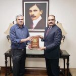 Chairman NADRA Lieutenant General Muhammad Munir Afsar presenting a souvenir to Interior Minister Mohsin Naqvi at NADRA Headquarters