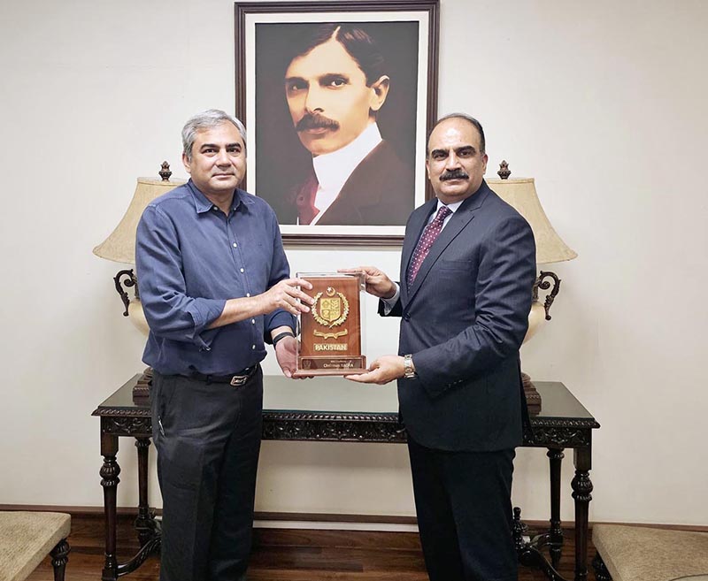 Chairman NADRA Lieutenant General Muhammad Munir Afsar presenting a souvenir to Interior Minister Mohsin Naqvi at NADRA Headquarters