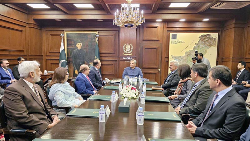 Chairman NADRA Lieutenant General Muhammad Munir Afsar presenting a souvenir to Interior Minister Mohsin Naqvi at NADRA Headquarters