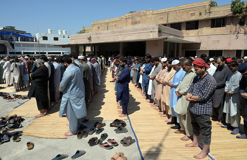 A large number of faithful offering Juma-tul-Wida, the last Friday of the holy month of Ramazan at sadder