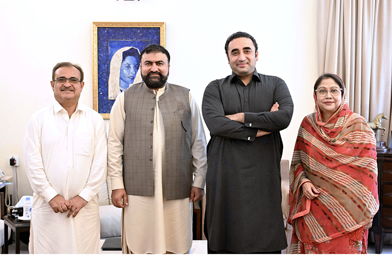 Balochistan Chief Minister, Sarfaraz Bugti and MNA Aijaz Hussain Jakhrani in a group photo with Chairman Pakistan People's Party Bilawal Bhutto Zardari and Central President of Pakistan People's Party Ladies' Wing, MPA Faryal Talpur at Bhutto House on the second day of Eid-ul-Fitr