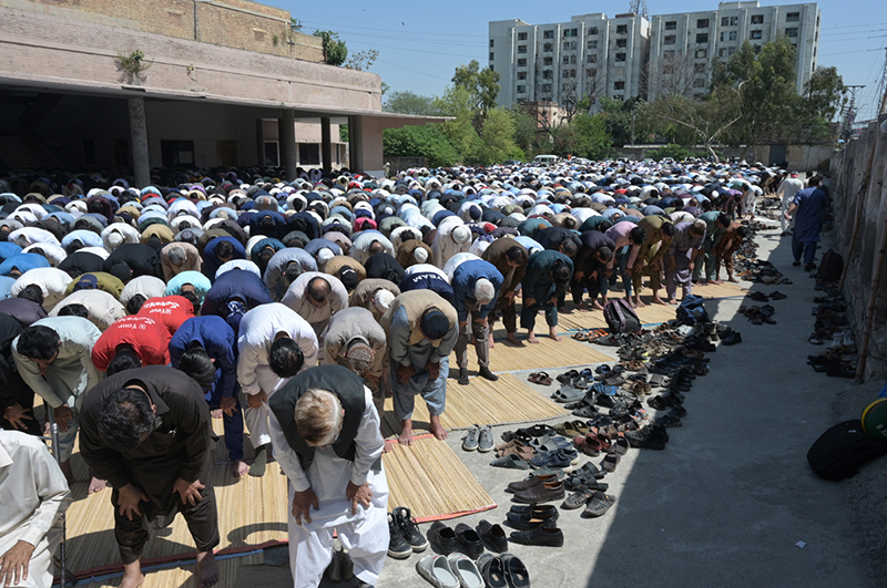 A large number of faithful offering Juma-tul-Wida, the last Friday of the holy month of Ramazan at sadder