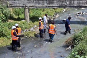 CDA workers busy in cleaning the nullah along Srinagar Highway.