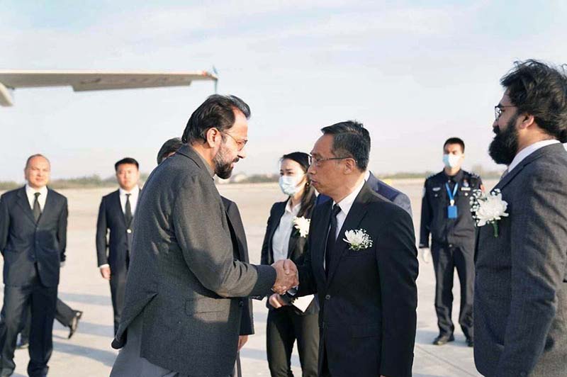 To express solidarity with the government and people of China, Chaudhry Salik Hussain, Federal Minister for Overseas Pakistanis and Human Resource Development arrived in Wuhan, China, today on the special flight that carried the mortal remains of five Chinese personnel, who died in a terrorist attack on 26 March, 2024.The Federal Minister was received by high ranking government officials and Pakistan Embassy representative at Wuhan airport, China.