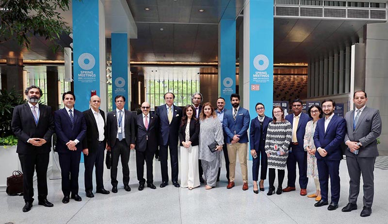 A group photo of Finance Minister Mohammad Aurangzeb with Executive Committee of the Fund-Bank Staff Association