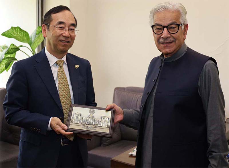 Minister for Defence, Khawaja Muhammad Asif presenting a souvenir to H.E. Wada Mitsuhiro, Ambassador of Japan