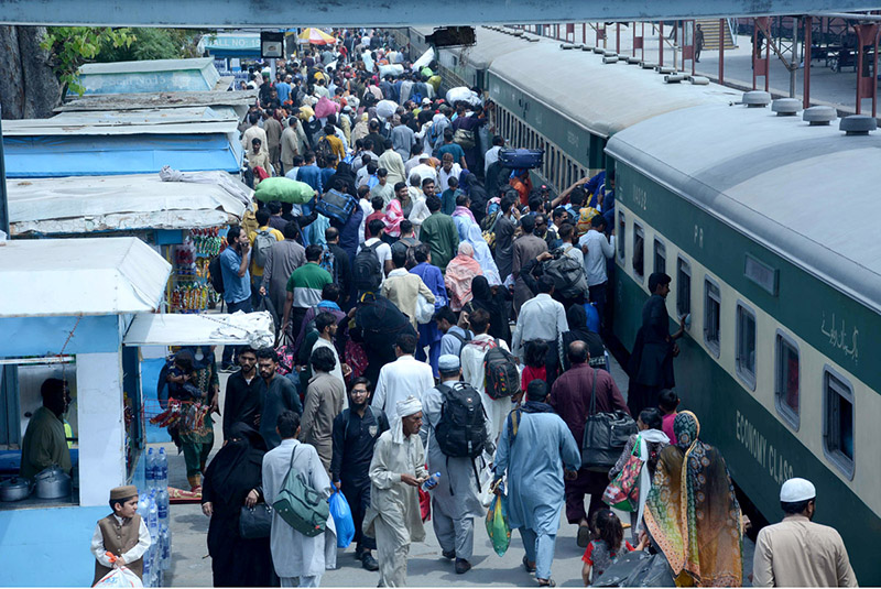 People arriving back to the city after spending Eid holidays with their family members in hometowns.