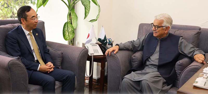 Minister for Defence, Khawaja Muhammad Asif presenting a souvenir to H.E. Wada Mitsuhiro, Ambassador of Japan