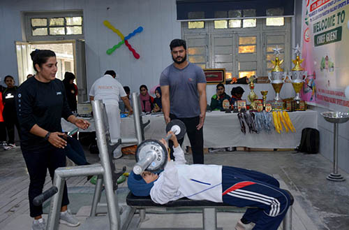 A female athlete participating in powerlifting competition organized by Punjab Raw Powerlifting Association with Collaboration of Pakistan Railway Sports Board.