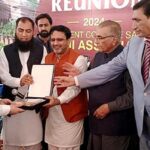 Mujibur Rehman Shami, Dr. Mumtaz Vito and other senior journalists present a commemorative shield to senior journalist Chaudhry Saeed Asi in the annual function of GC Sahiwal Alumni Association