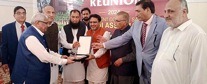 Mujibur Rehman Shami, Dr. Mumtaz Vito and other senior journalists present a commemorative shield to senior journalist Chaudhry Saeed Asi in the annual function of GC Sahiwal Alumni Association