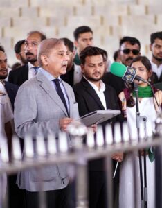 Prime Minister Muhammad Shehbaz Sharif reads a pledge to serve the country with the youth of the nation during his visit to Mazar-e-Quaid.