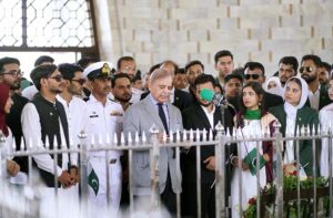 Prime Minister Muhammad Shehbaz Sharif reads a pledge to serve the country with the youth of the nation during his visit to Mazar-e-Quaid.