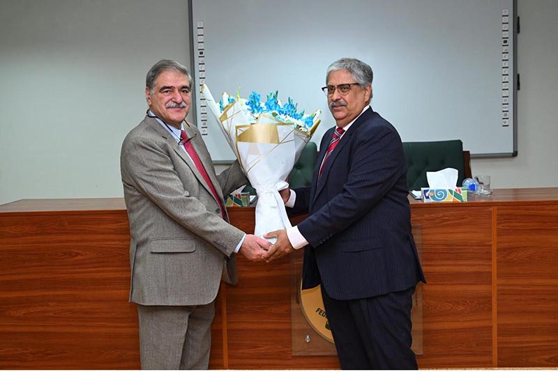 Director General, Federal Judicial Academy, Mr Hayat Ali Shah presenting a bouquet of flowers to Hon'ble Mr. Justice Athar Minallah in a certificate awarding ceremony at the Federal Judicial Academy