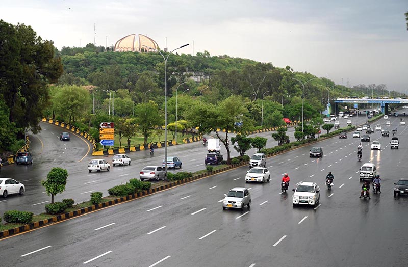 A view of vehicle on the way at Islamabad Highway during rain that experienced the Federal Capital