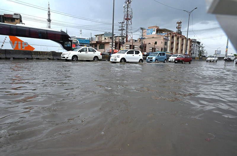 A view of vehicle on the way at Islamabad Highway during rain that experienced the Federal Capital
