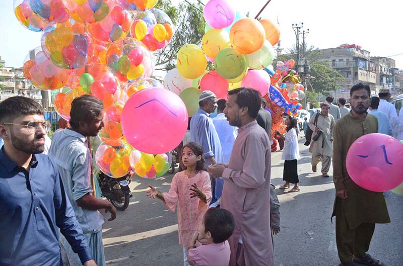 People purchasing balloons for children on the occasion of Eidul Fitr