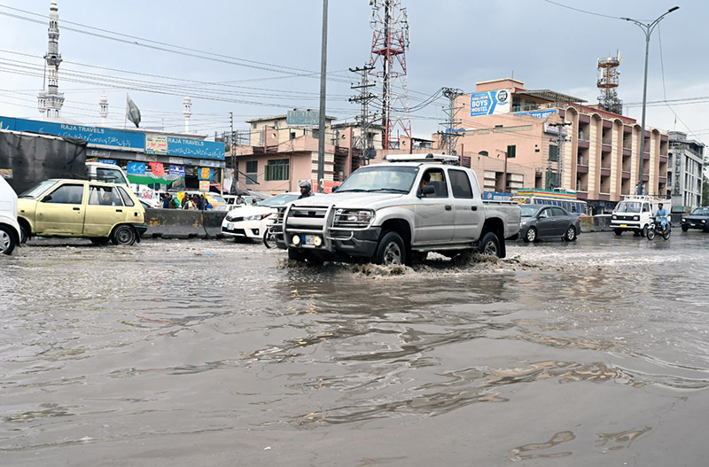 A view of vehicle on the way at Islamabad Highway during rain that experienced the Federal Capital