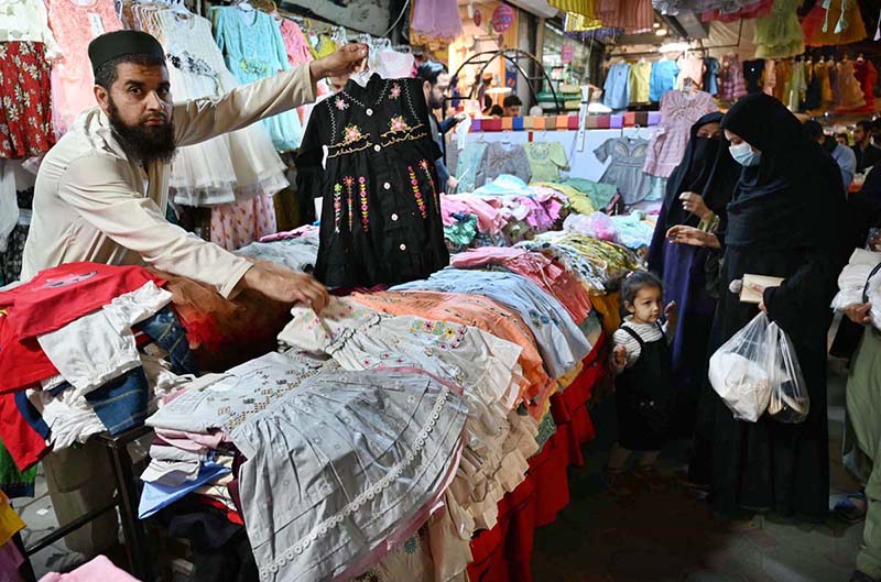 People busy in Eidul Fitr shopping at a market in the city